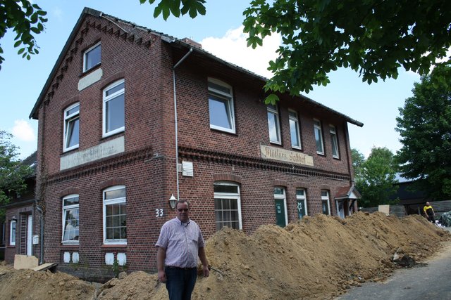Die Sanierungsarbeiten am Haus sind bereits in Gange: Bürgermeister Siegfried Stresow macht sich ein Bild von der Lage