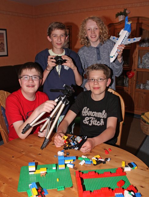 Am "Filmset": Die Schüler bauten auch die Kulissen aus unzähligen Legosteinen zusammen