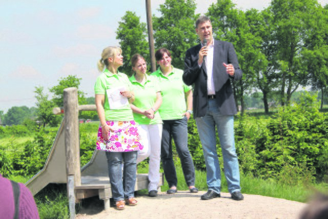 Karsten Behr von der Bingo-Stiftung gratulierte den Erzieherinnen zu dem gelungenen Projekt | Foto: oh