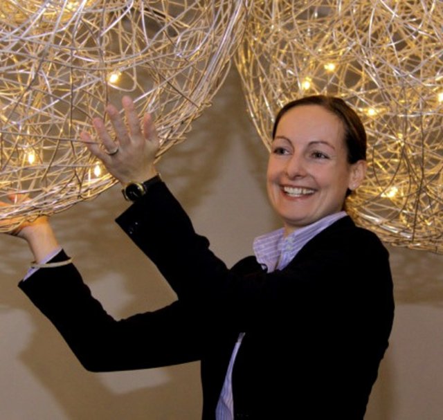 Lichtdesignerin Wencke Tschentscher  mit den aus organischem Material gefertigten Leuchtkugeln "Organic Balls" | Foto: MK Illumination & luminar