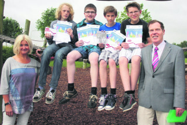 Nach der Überreichung der Urkunden: Die vier Gymnasiasten mit ihrer Kunstlehrerin Heike Stamerjohanns und Schulleiter Johann Book