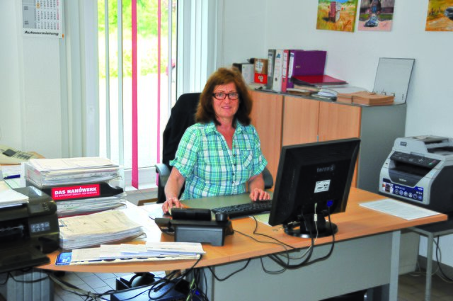 Marlies Moor ist für die Buchhaltung und den Empfang im Autohaus zuständig | Foto: oh