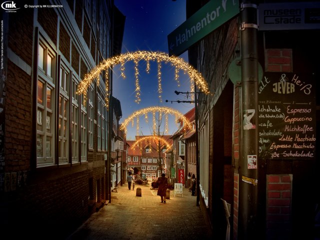 Goldene Lichterbögen über einer Altstadtgasse | Foto: MK Illumination & luminar