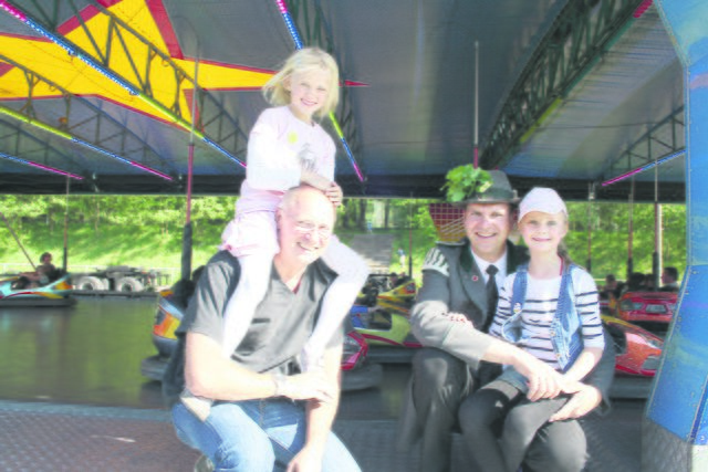 Hatten jede Menge Spaß auf dem Fest: die Väter (v li.): Eckhard und Hennig mit den Töchtern Merle und Helena