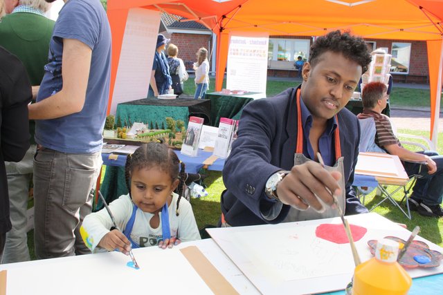 Mohammed und Tochter Lula zeichneten Bilder beim Stand der Kunststätte Bossard