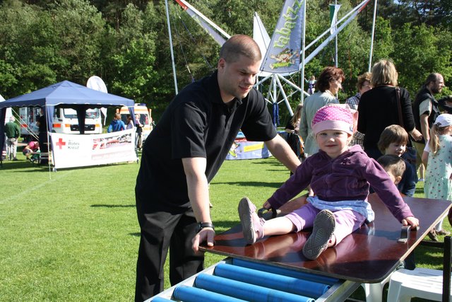 Die kleine Sina mit Florian Meyer vom Schützenverein Jesteburg konnte gar nicht genug von der tollen Rollenrutsche kriegen