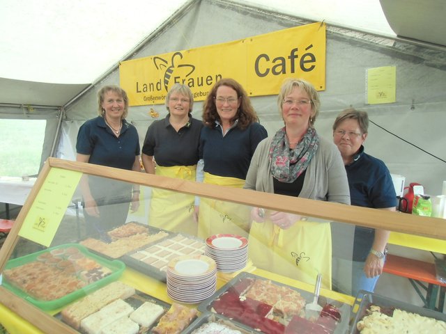 Großenwördener Landfrauen beim Kuchenverkauf (v. li.): Brigitte Hellwege, Elke Offermann, Andrea Bruckhoff, Maja Witt und Monika Winter | Foto: oh