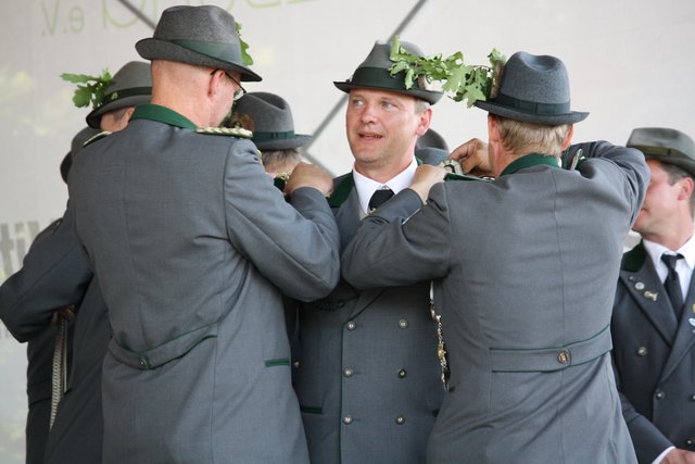 Ein bewegender Moment: König Norbert Viedt werden die Königsinsignien abgenommen