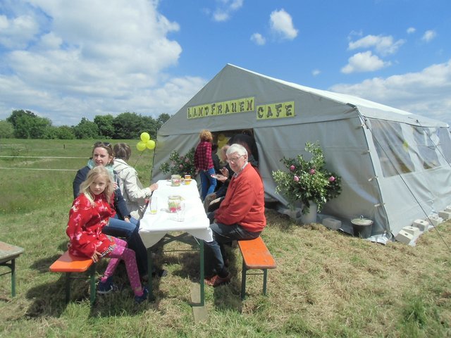 Landfrauencafé im Zelt und unter freiem Himmel | Foto: oh