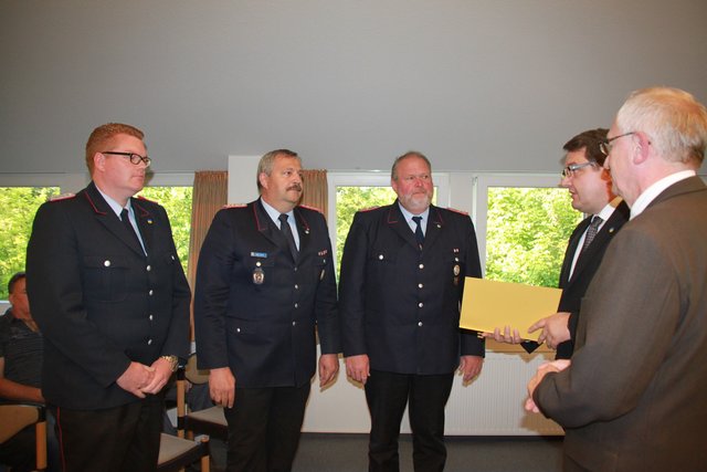 Neue Feuerwehrspitze (v. li.): Malte Gooßen, Rolf Jarck und Hans-Hermann Wick mit Samtgemeinde-Chef Holger Falcke und dem Ratsvorsitzenden Lothar Wille