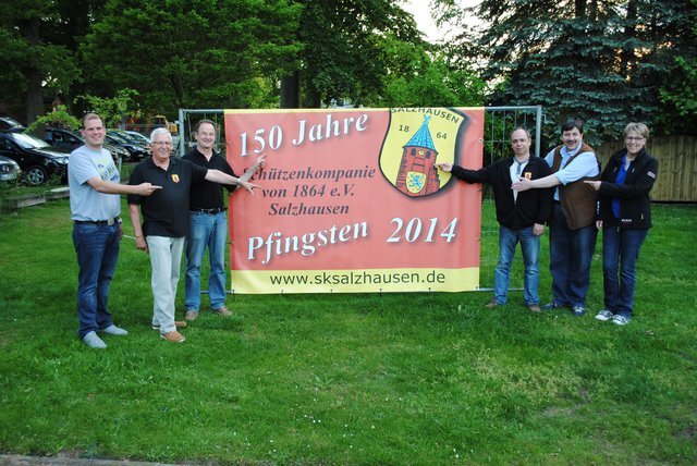 Der Vorstand der Schützenkompanie freut sich auf die Jubiläumsfeierlichkeiten (v. li.): Oberfähnrich Sören Westermann, Oberst Peter Rötschke, Platzmeister Eckhard Tute, Spieß Hans-Peter Kröger, Schießoffizier Uwe Rüter und Damenabteilungs-Leiterin Karen Tute
