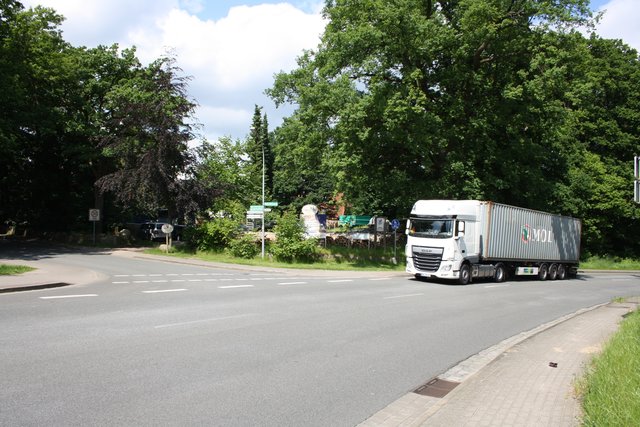 Langsam quälen sich die Lkw den Berg, Richtung Kreisel hoch