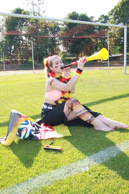 Katharina Leopold mit der schwarz-rot-goldenen Vuvuzela
