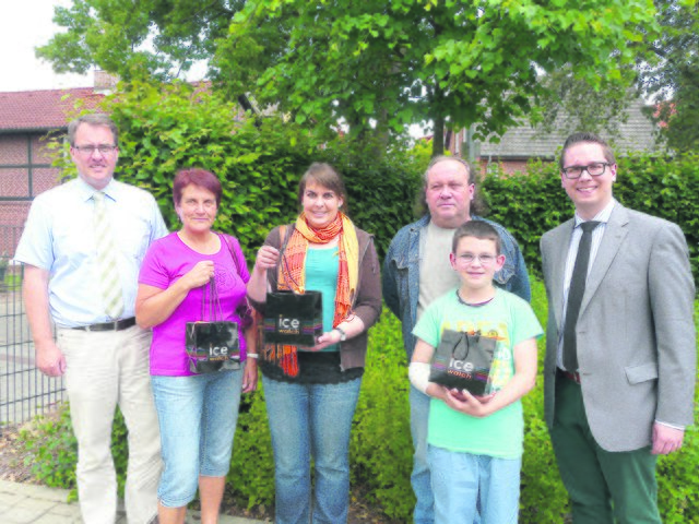 Bei der Preisübergabe (v. li.): Matthias Wiegleb, Sigrid Hartwig-Seeland, Gesine Partzsch, Andreas und Sven Hütgens sowie Sebastian Putensen. Es fehlen die Gewinner Jonas Holland und Nadine Meyer | Foto: oh