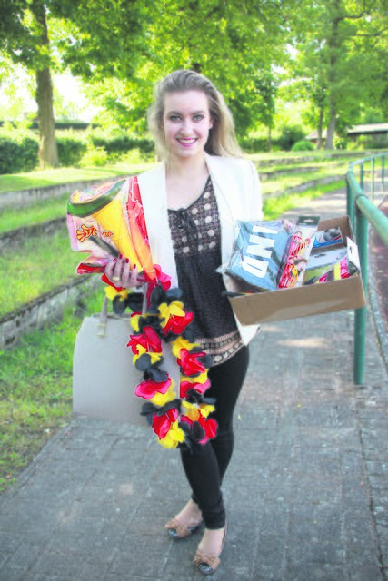 Katharina mit ihrer bunten Shopping-Ausbeute für 10 Euro