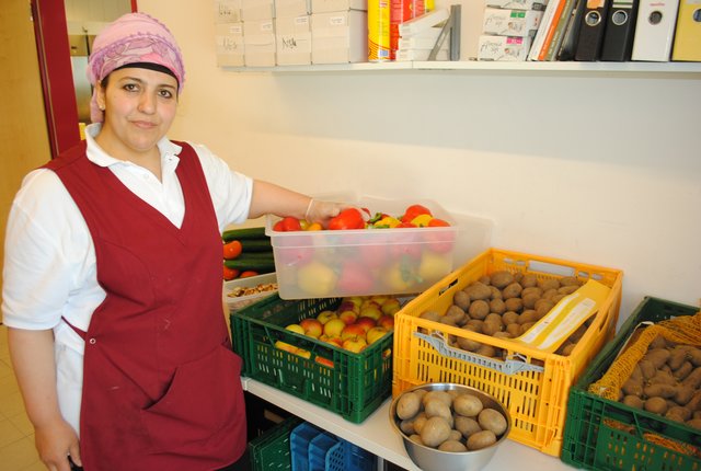 Asiye Uldogan mit einigen der frischen Lebensmittel, die jeden Tag auf den Tisch kommen