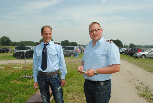 Markus Frohwein und Sebastian Rienitz von der Feuerwehr Neukloster sorgten dafür, dass jeder Besucher einen Parkpaltz bekam