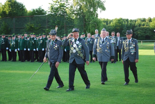 König Martin Fauerbach beim Abschreiten der Front