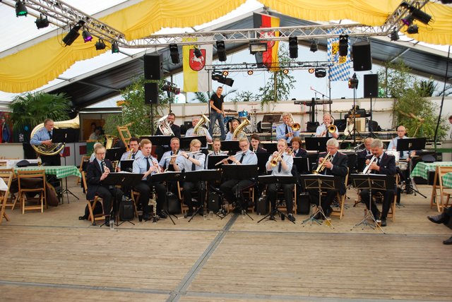 Vor der Proklamation unterhielt die Feuerwehrkapelle Sittensen