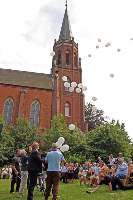Zur Eröffnung des "Mönchsweges" stiegen Luftballons in den Himmel