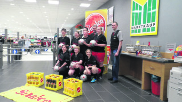 Schon vor der WM hatten Marktkauf in Stade und die Firma Sinalco zu einem Gewinnspiel eingeladen. Sieger wurde die Damen-Fußballmannschaft des TuS Güldenstern Stade. Die Spielerinnen freuten sich über xx sowie Getränke, Fußbälle und Duschtücher