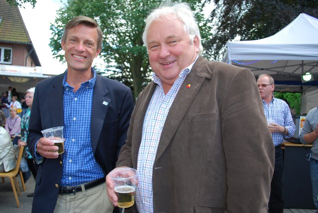 Stießen beim Dorffest an: Buchholz' Erster Stadtrat Jan-Hendrik Röhse (li.) und CDU-Landtagsabgeordneter Heiner Schönecke