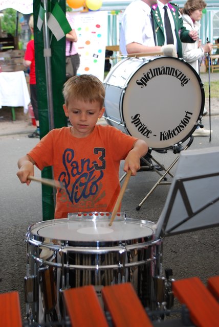 Früh übt sich, wer einmal im Spielmannszug Sprötze-Kakenstorf mittrommeln will: Kjell (5)