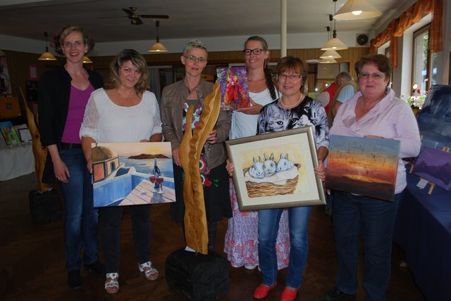 Einige der Künstlerinnen, die im "Rosenhof" ausstellten (v. li.): Anne Beecken, Birgit Pätzold, Organisatorin Sylvia Itzen, Ilona Kähler, Roswita Foth und Karin Baecker