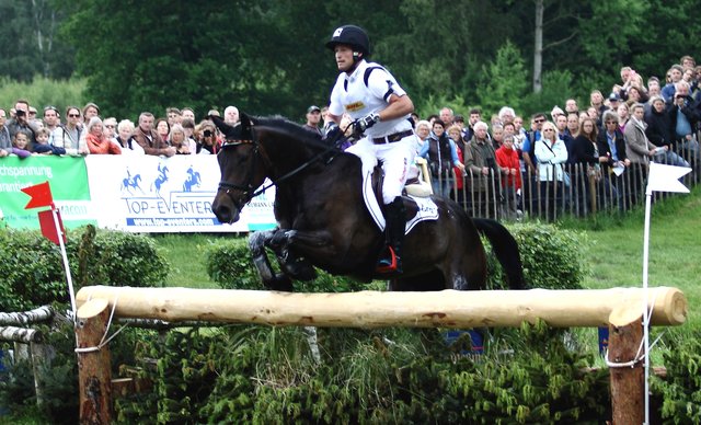 Doppel-Olympiasieger Michael Jung aus Horb beim Geländeritt mit seinem Nachwuchspferd Rocana. Kurz vorher zog sich der deutsche Vielseitigkeitsreiter Benjamin Winter tödliche Kopfverletzungen zu