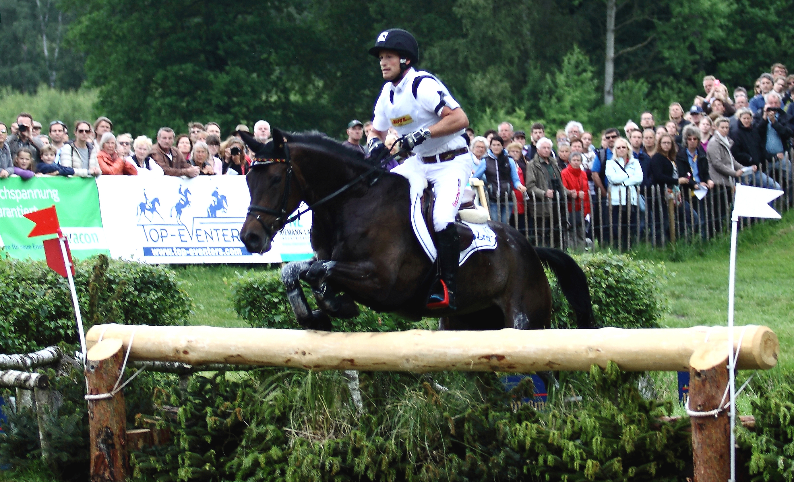 Doppel-Olympiasieger Michael Jung aus Horb beim Geländeritt mit seinem Nachwuchspferd Rocana. Kurz vorher zog sich der deutsche Vielseitigkeitsreiter Benjamin Winter tödliche Kopfverletzungen zu
