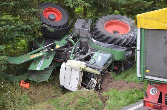 Der Fahrer der Zugmaschine wurde in seinem Fahrzeug eingeklemmt