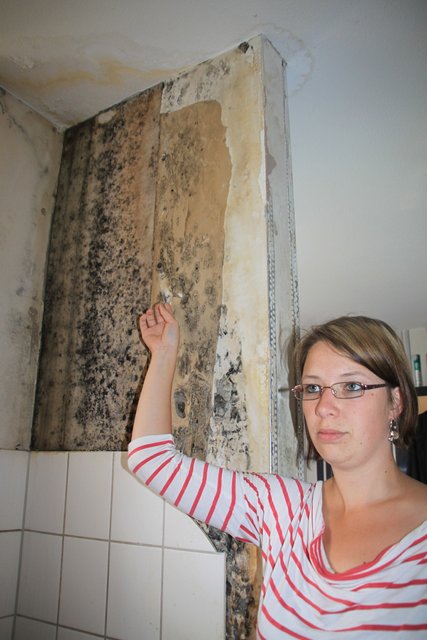 Julika Parbs, Lebensgefährtin von Manfred Gerdaus Sohn, zeigt Schimmel an der Küchenwand