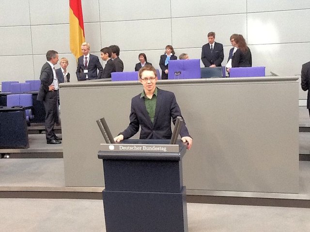 Finn Piwecki am Rednerpult im Deutschen Bundestag | Foto: oh