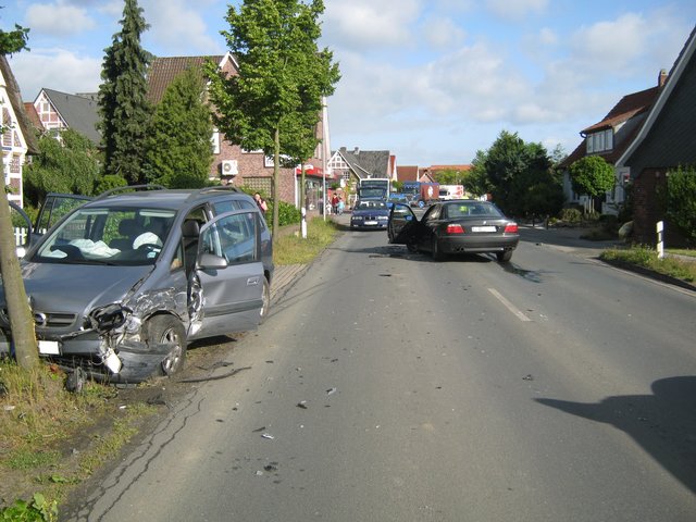 Fünf Insassen des Zafira wurden leicht verletzt | Foto: Polizei