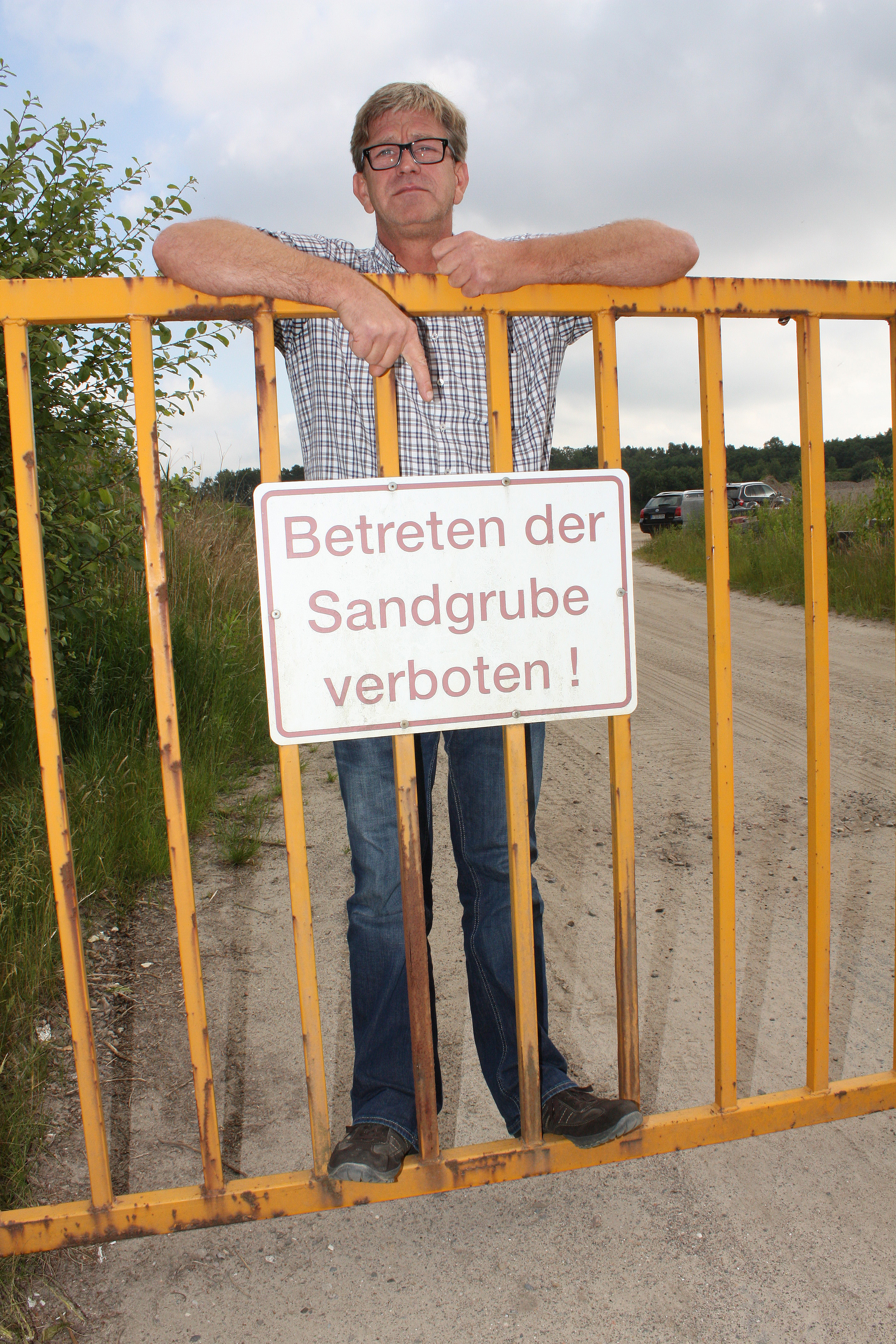 Holger Döring ist stinksauer: Er will dafür sorgen, dass seine Sandgrube künftig nicht mehr von Unbefugten betreten wird