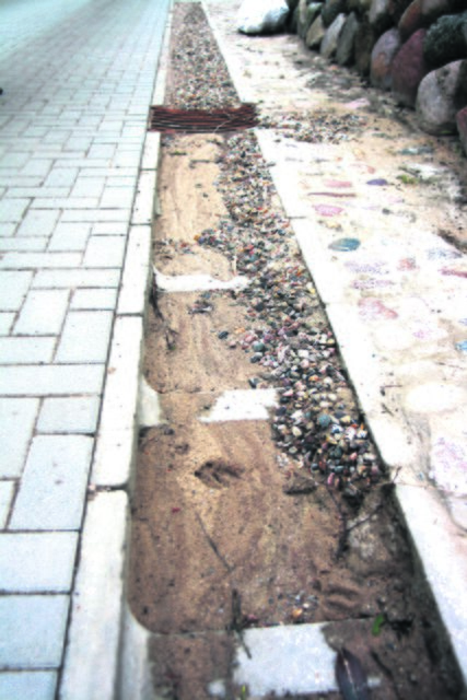 Eigentlich sollten die Steine die Rinne bedecken. Doch nach dem ersten Regenguss sind die Steine weggespült