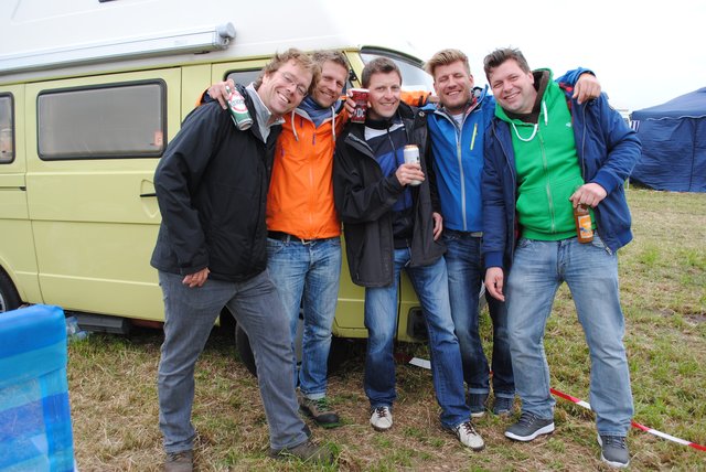 Reporter Björn Carstens (li.) ist für das WOCHENBLATT auf dem Hurricane