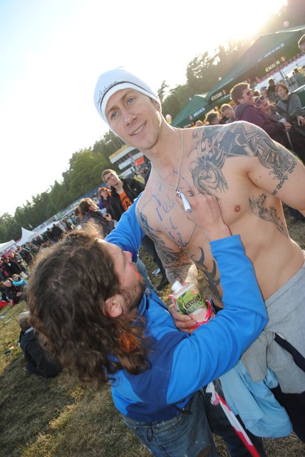 Wer's mag! Dominic Müser aus Köln "tätowiert" Marc Whitney aus England mit einem Edding