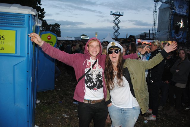 Spaß beim Schlangestehen vor dem Dixi-Klo