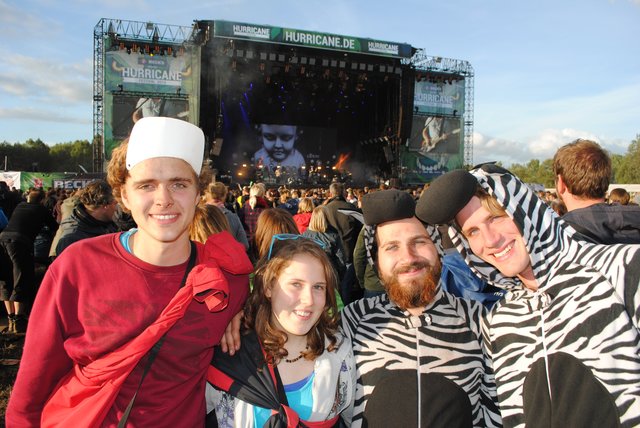 Ganzkörper-Tierkostüme sind in diesem Jahr der Hit auf dem Hurricane-Gelände. Diese Airbus-Angestellten aus Bremen mögen Zebras