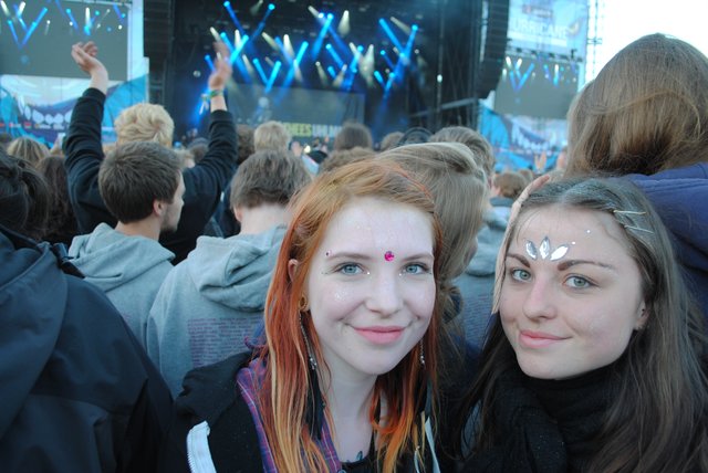 Annika (li.) und Katharina, beide 19 Jahre jung, sind das erste Mal auf dem Hurricane. Ihr Favorit: Bastille