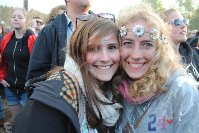 Auch Blumenkränze im Haar gehören zum Repertoire vieler Festivalbesucher: Julia (re.) aus Hamburg und Theresa aus Aachen