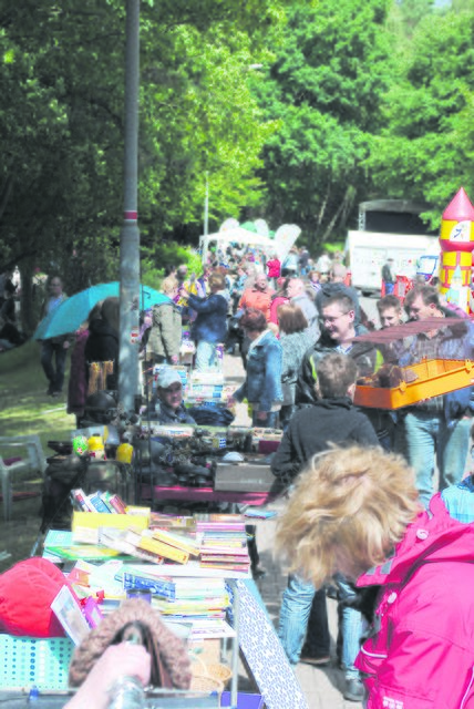 Ein der Höhepunkte des Stadtteichfestes: der von vielen Besuchern frequentierte Flohmarkt