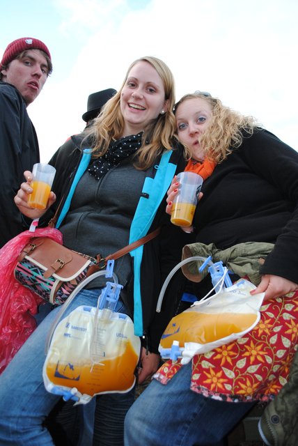 Jana (li.) und Katrin aus Osnabrück haben sich selbst einen Katheder für flüssigen Nachschub gelegt