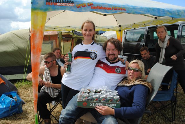 Die Zwillinge Lena und Thorsten aus Bielefeld bereiten sich aufs Deutschland-Match vor. Gucken fiel jedoch aus, da dieses Mal kein Public Viewing auf dem Gelände angeboten wurde