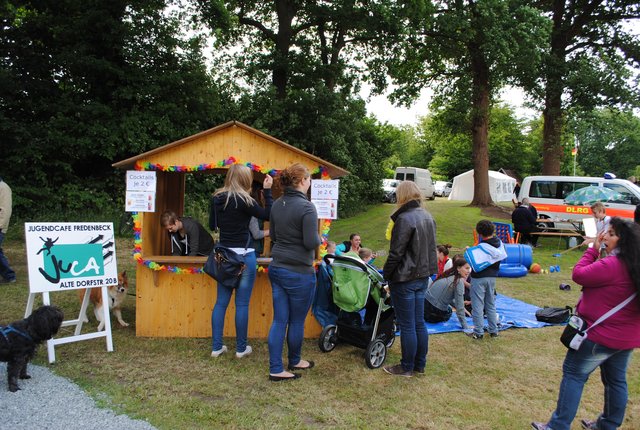 Das Jugendcafé servierte an seinem Stand Cocktails