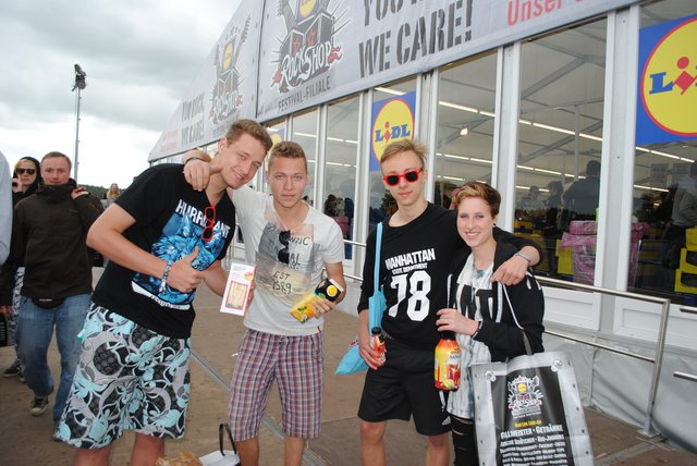 Shoppen auf dem Zeltplatz: Diese Gruppe versorgte sich am Samstagmorgen im Lidl-Rockshop mit Fruchtsäften