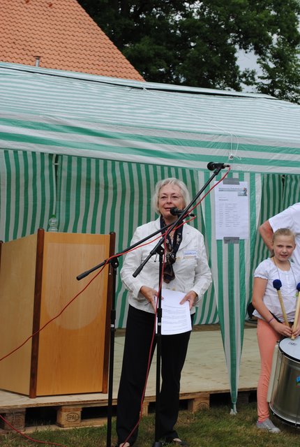 Jeannette Jacob begrüßt die Gäste