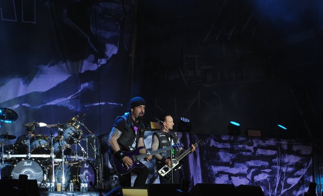 Metal made in Dänemark: Volbeat heizte den Fußballfans am Samstagabend ein