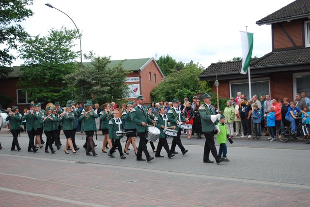 Der Spielmannszug führte die Riege der befreundeten Vereine an